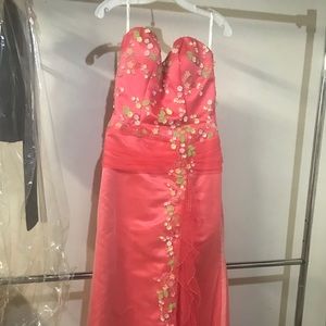 Strapless prom dress. Coral colorSize 10